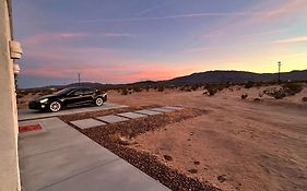 Serene Modern Home Backdoor With Great Wifi, Games, Movies, Patio Seating And Bbq Easy Access To North Joshua Tree National Park In 10 Minutes
